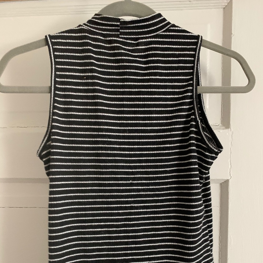 Sleeveless turtleneck tank top